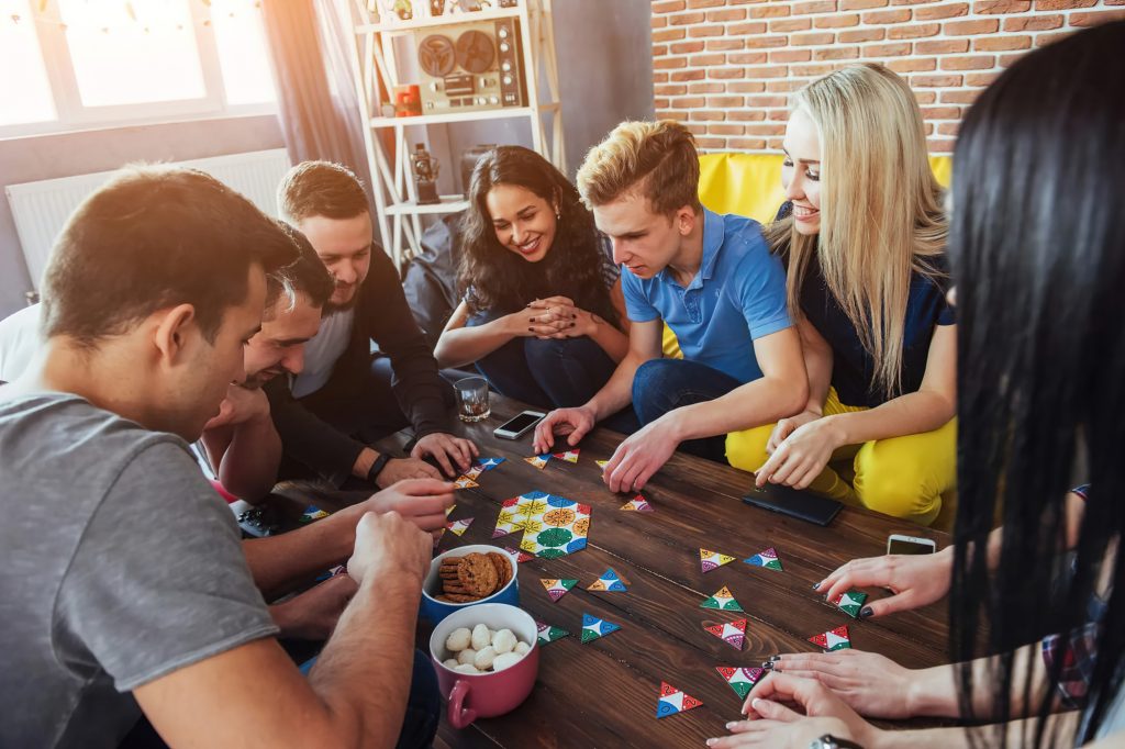 Вечеринки с веселыми играми: идеи для развлечения больших групп